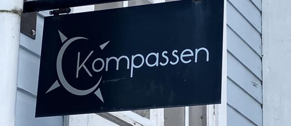 Bilden visar en utomhusskylt för Kompassen