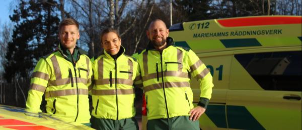 Bilden visar en ambulans och tre i personalen