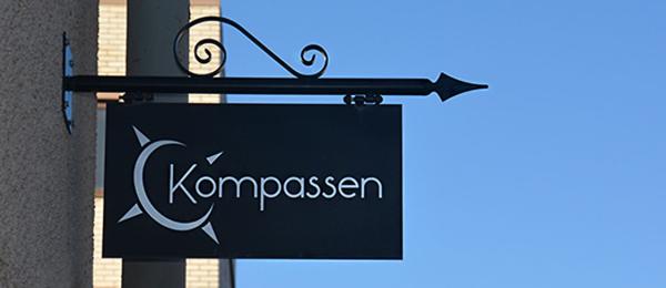 Bilden visar en utomhusskylt för Kompassen