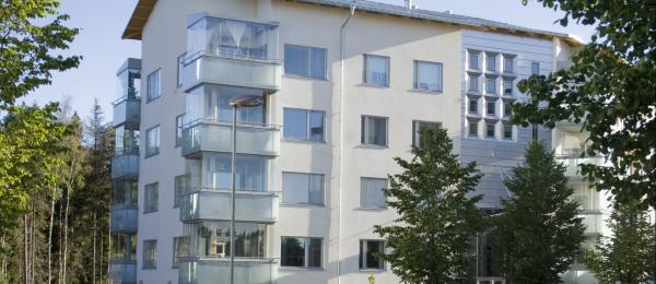 Bilden visar ett lägenhetshus