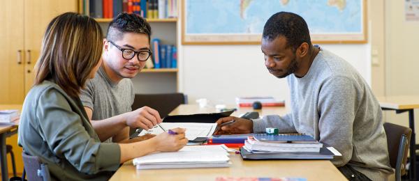 Bilden visar studerande i ett klassrum