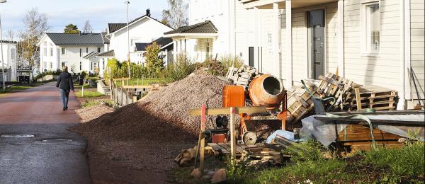 byggmaterial utanför ett hus vid vägen