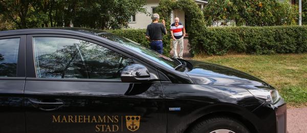 Hemservicens bil har kommit till en vårdtagarares hus